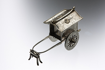 銀製菊紋牛車形ボンボニエール