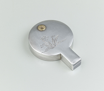 銀製菊紋菫文柄鏡箱形ボンボニエール