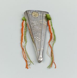 銀製桜藤文檜扇形ボンボニエール