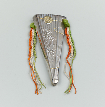 銀製桜藤文檜扇形ボンボニエール