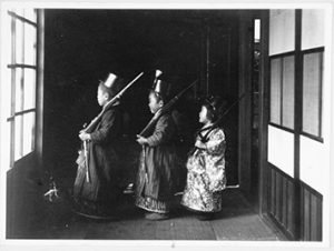 山階宮邸宅で兵隊ごっこに興じる武彦王・芳麿王・泰子女王