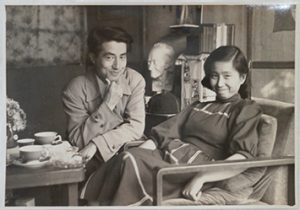 辻邦生（28歳）佐保子（23歳）