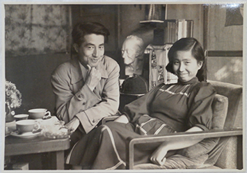 辻邦生（28歳）佐保子（23歳）